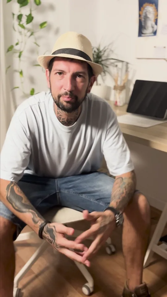 Fotograma de la reseña de Guido